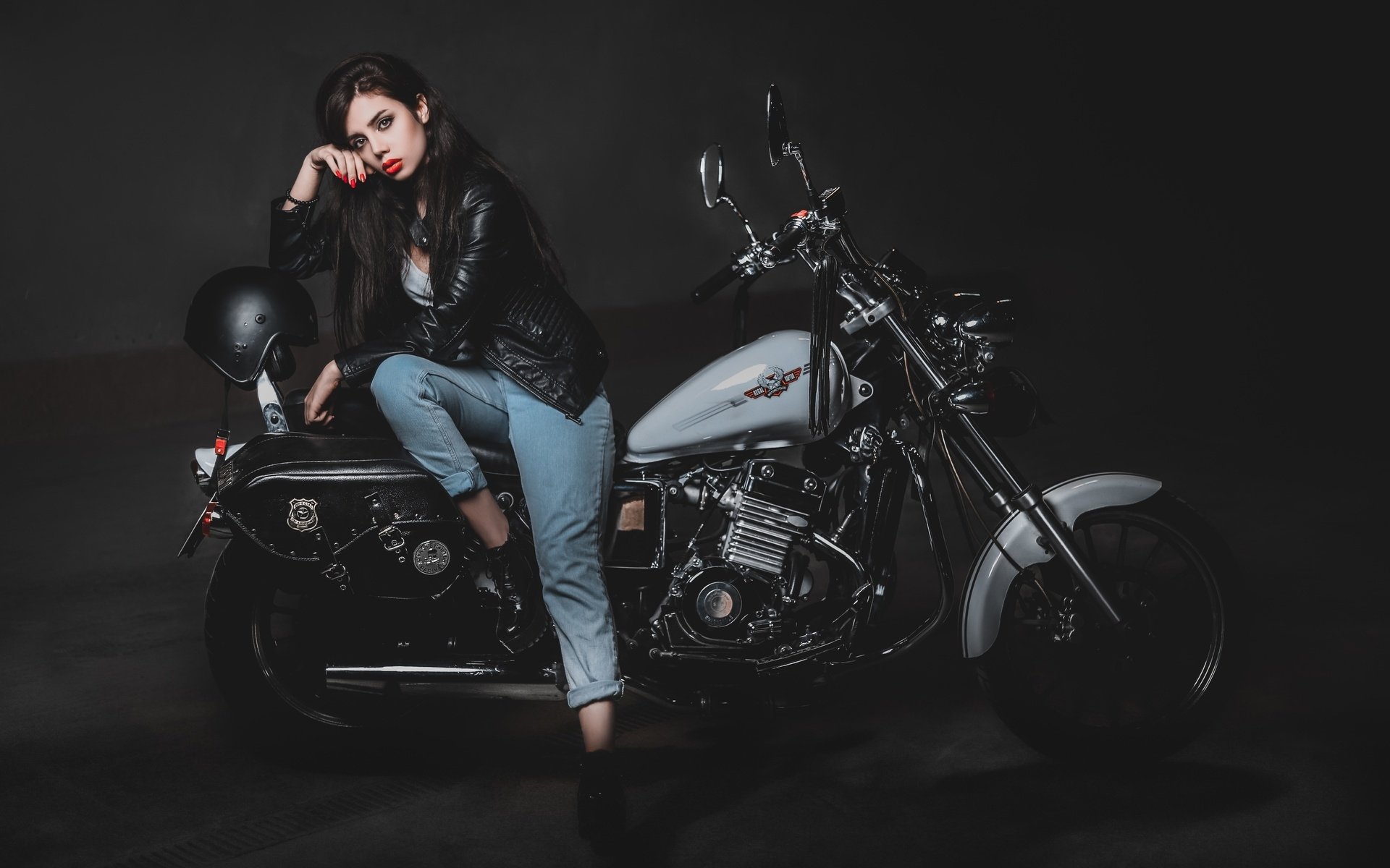 Biker girls: style and drive brings the glow — live moments in Luoyang