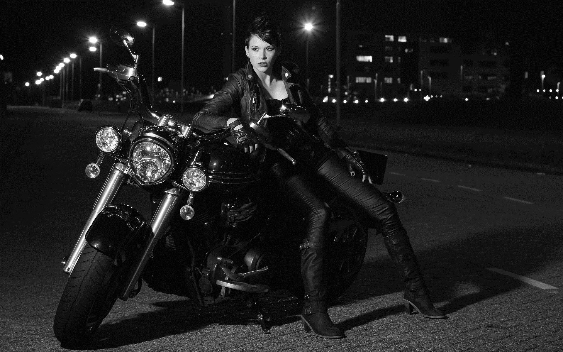 Photo Beautiful girls and motorcycles in Luoyang