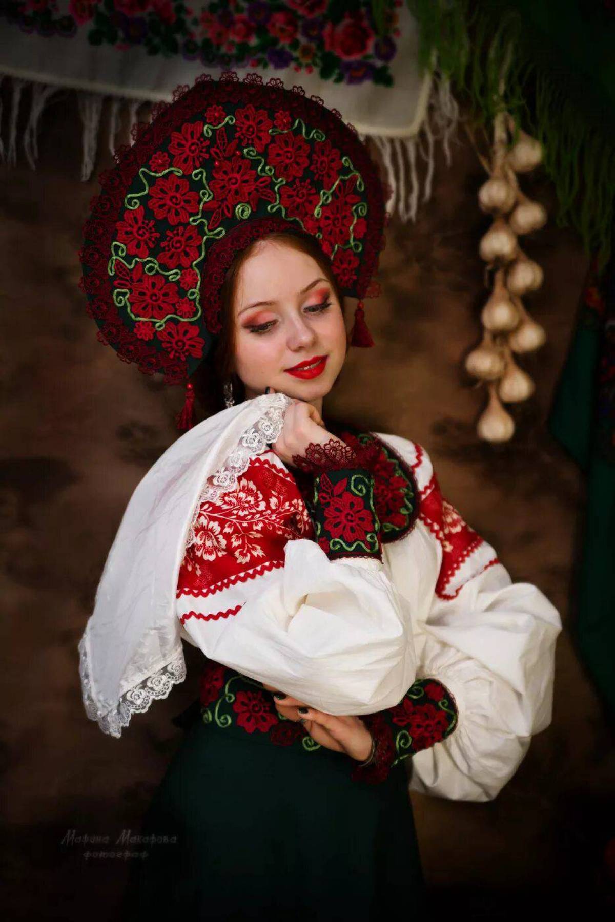 Take a pause and enjoy Women in Slavic costumes — streaming from Luoyang