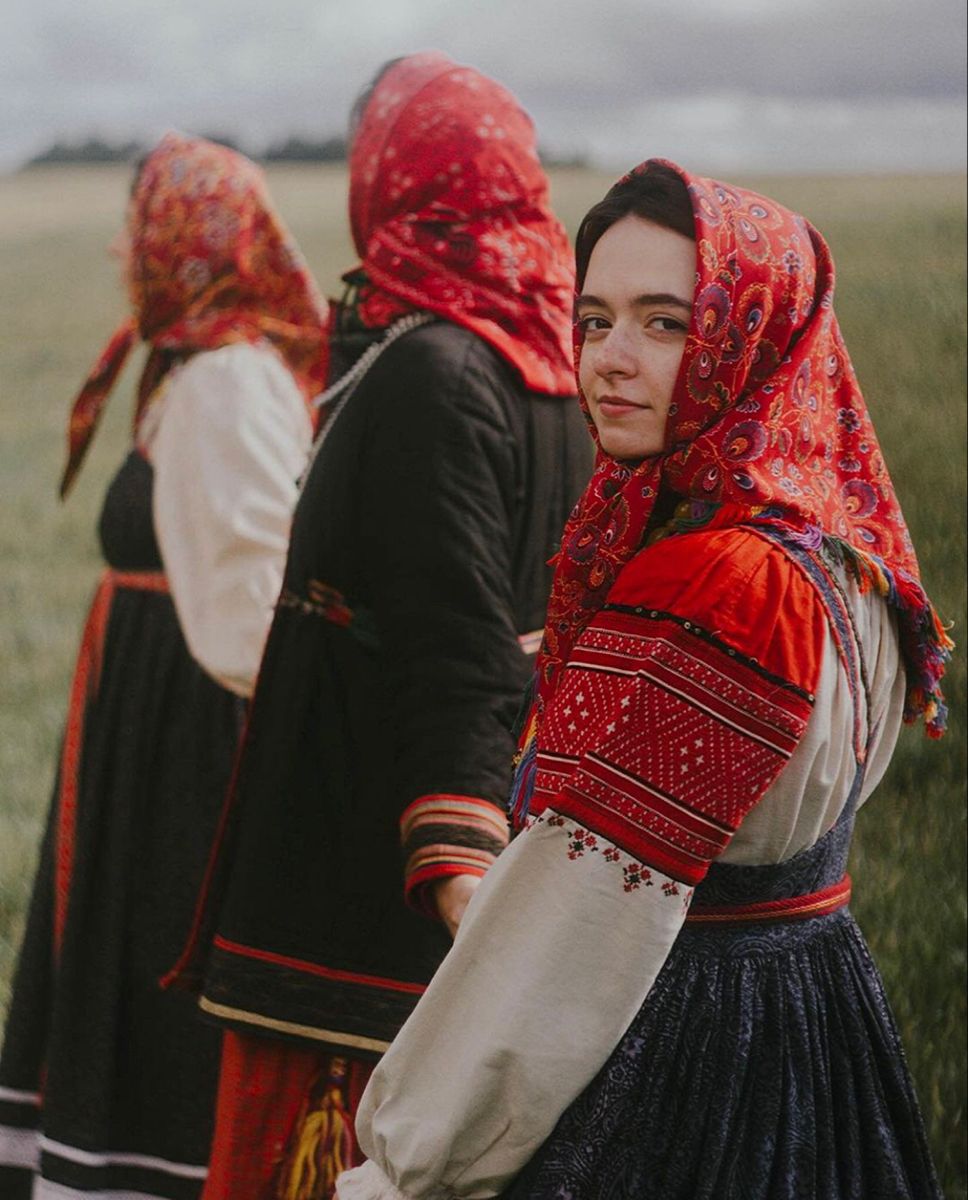 Women in Slavic costumes’s look of the day — catch her live in Luoyang