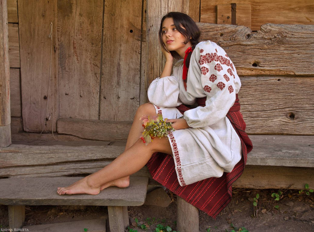 Fresh photos, fresh mood — Women in Slavic costumes online in Luoyang