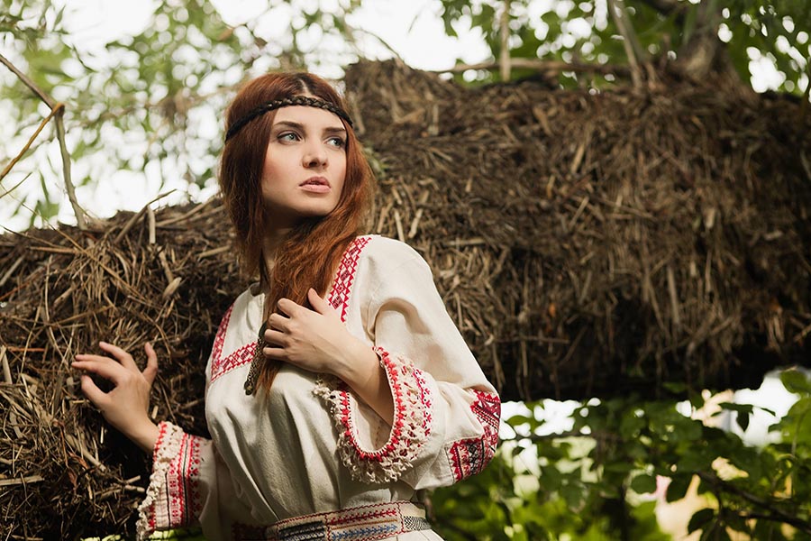 Talk to Women in Slavic costumes in real time