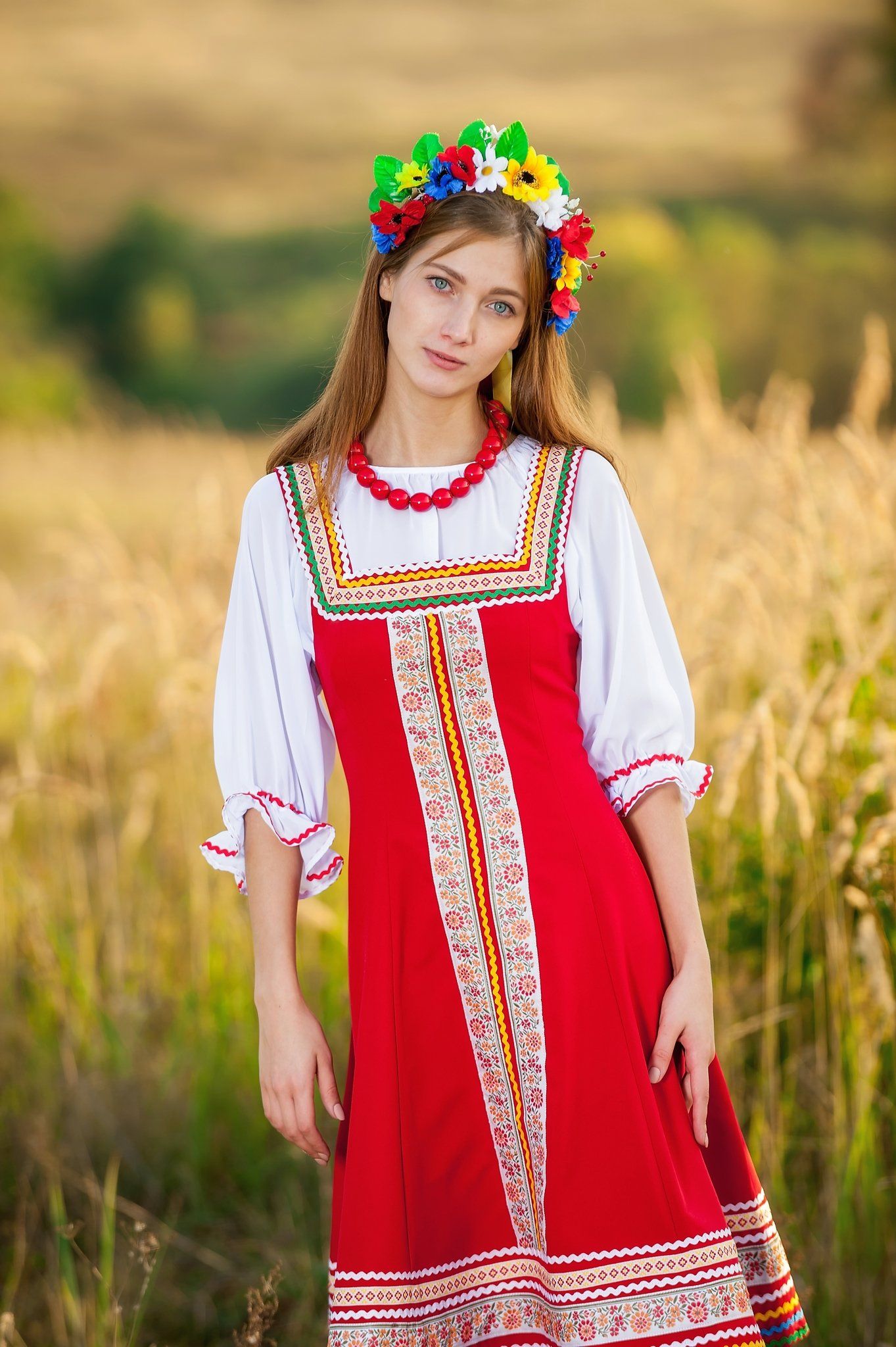 Women in Slavic costumes in Luoyang — step in, relax, and chat live