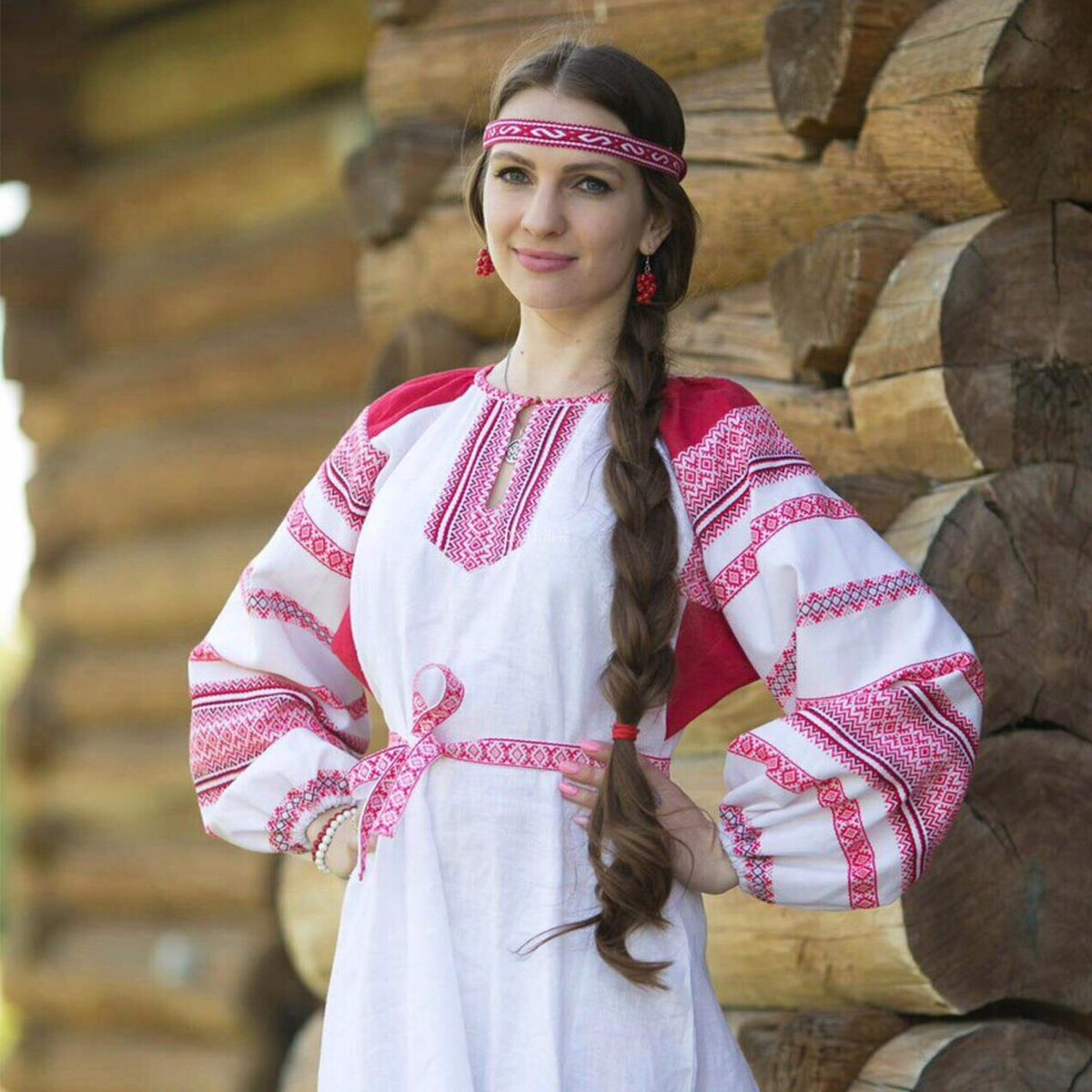 Girls in Slavic costumes brings the glow — live moments in Luoyang