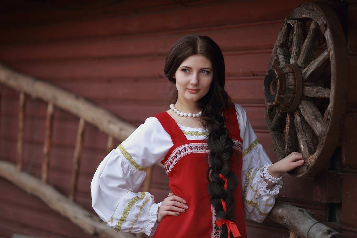 Girls in Slavic costumes’s look of the day — catch her live in Luoyang