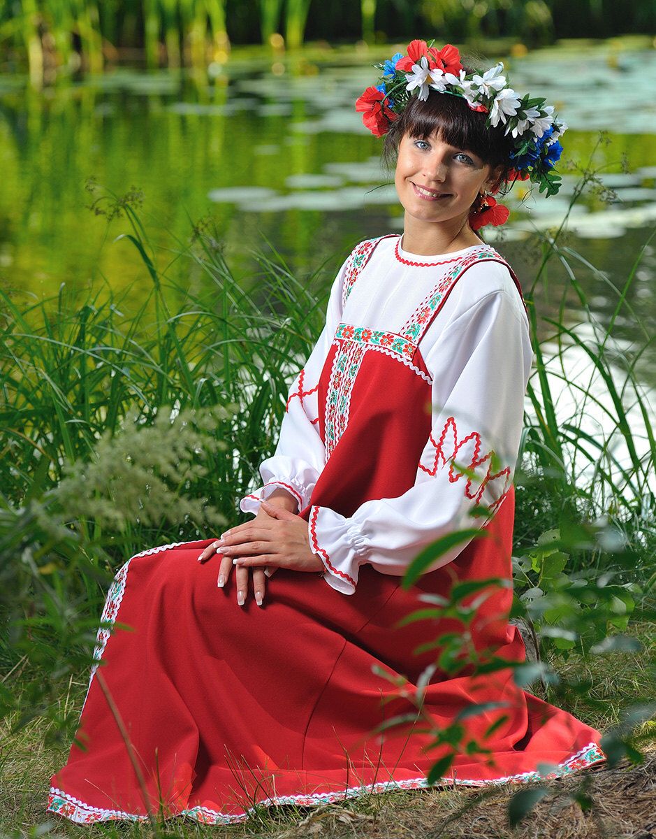 Beautiful girl Girls in Slavic costumes in Luoyang